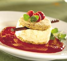 Vaniljdröm med nötbottnar och hallonspegel