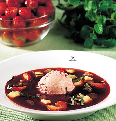 Jordgubbsgazpacho med glass