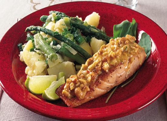 Glaserad lax med nöttäcke och potatissallad
