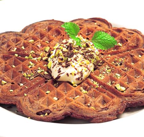 Chokladvåfflor med pistaschnötter och citronkesella