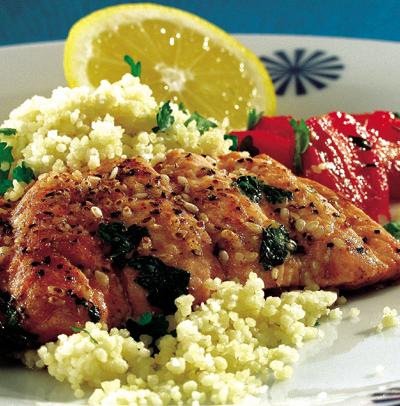 Sesamlax på salladsbädd