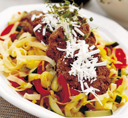Grönsakspasta med lammfärsbiffar