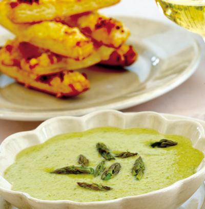 Grön soppa på färsk sparris