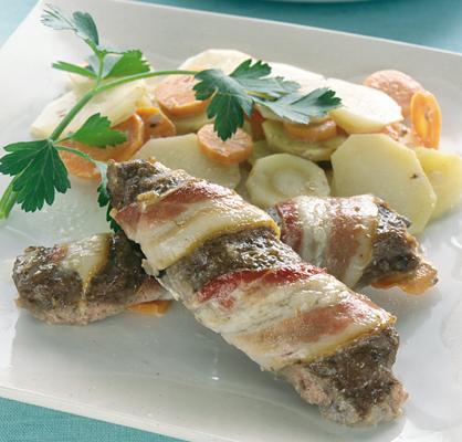 Bacondolmar på rotfruktsgratäng