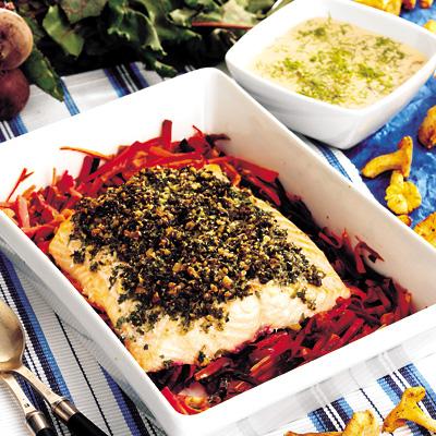 Örtbakad laxfilé med kantarellsås