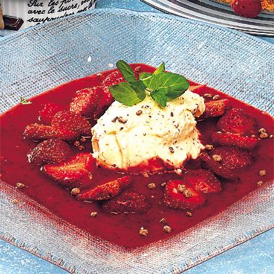 Vit chokladmousse med jordgubbssås