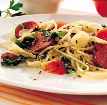 Vitlökspasta med skivad het korv