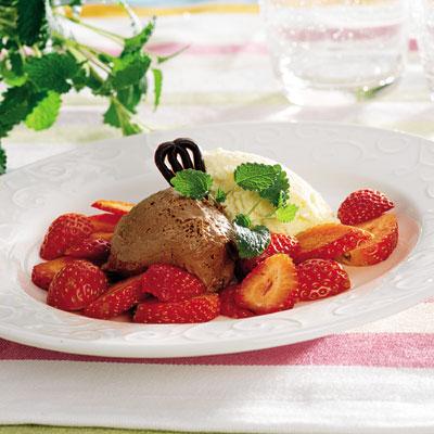 Chokladmousse med marinerade jordgubbar