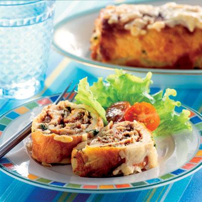 Gratinerad ansjovisrulle toppad med riven ost