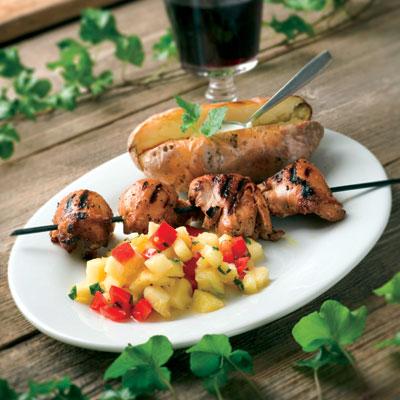Kycklingspett med ananas- och paprikasalsa