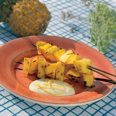 Grillade ananas- och mangospett med citronyoghurt