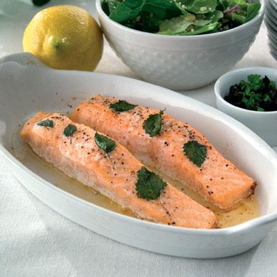 Laxfilé med olivmix och fräsch sallad