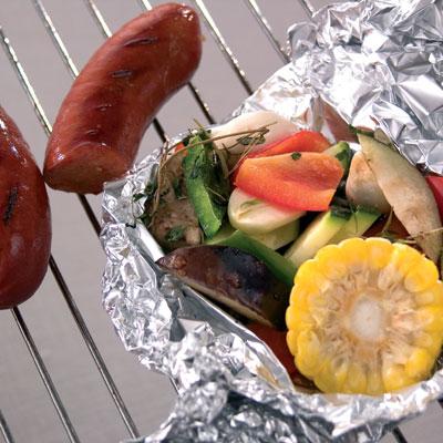 Kryddig korv med grillade grönsaker