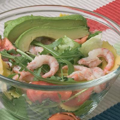 Pastasallad med räkor och avokado