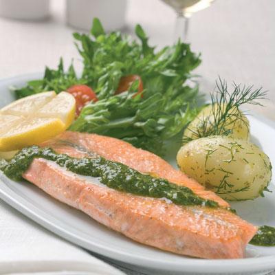 Stekt laxfjäril med spenat- och dillpesto
