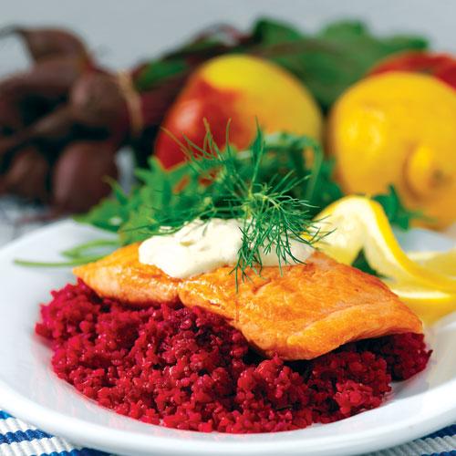 Rödbetsbulgur med stekt lax och äppeltzatziki