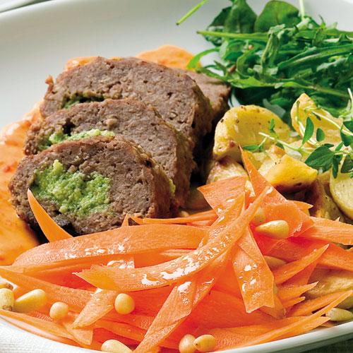 Fylld nötfärsrulle med klyftpotatis och yoghurtsås