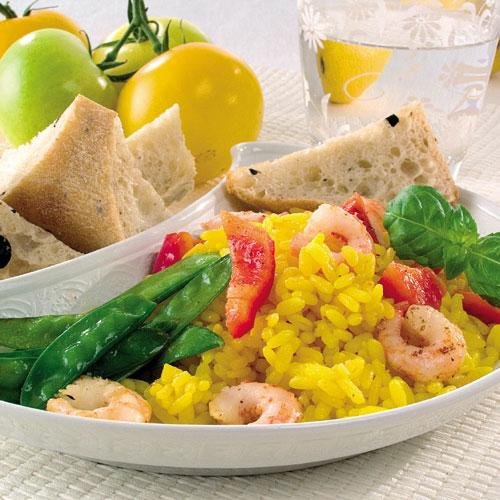 Guldgult ris med räkor och grönt