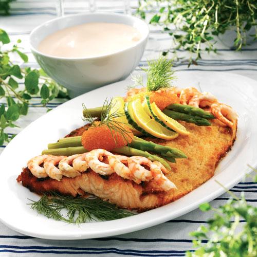 Senapspanerad lax med rödvinssås