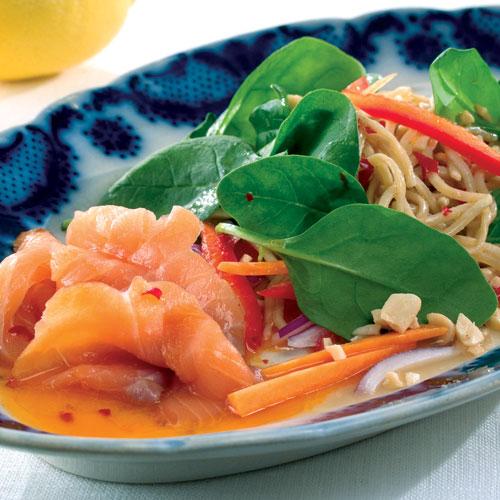 Nudelsallad och rökt lax