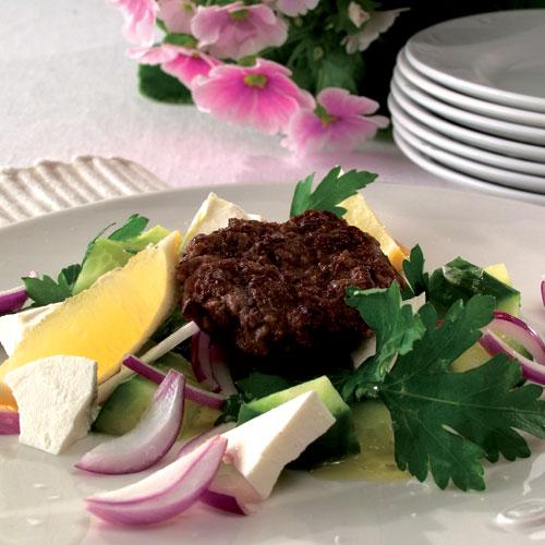 Nötfärsbiff med gurka- och fetasallad