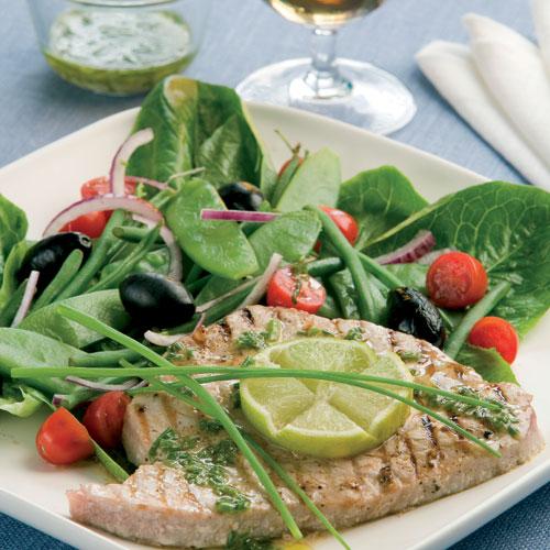 Grillad tonfisk/lax på grön bädd