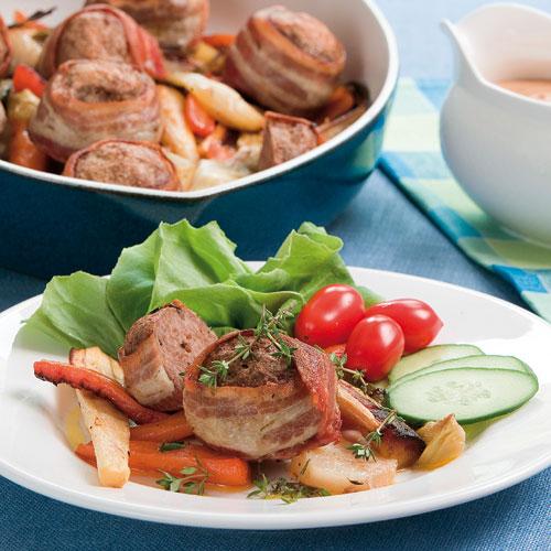 Rostade rotfrukter med bacon- och olivbiffar