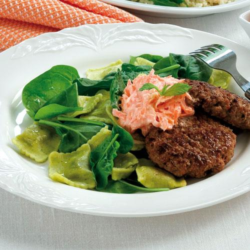 Färsbiffar med morotstzatsiki och spenat