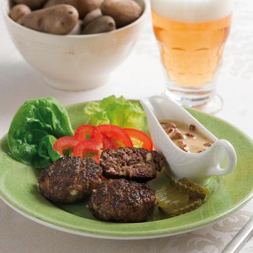 Älgfärsbiffar med tranbär och kantarellsås