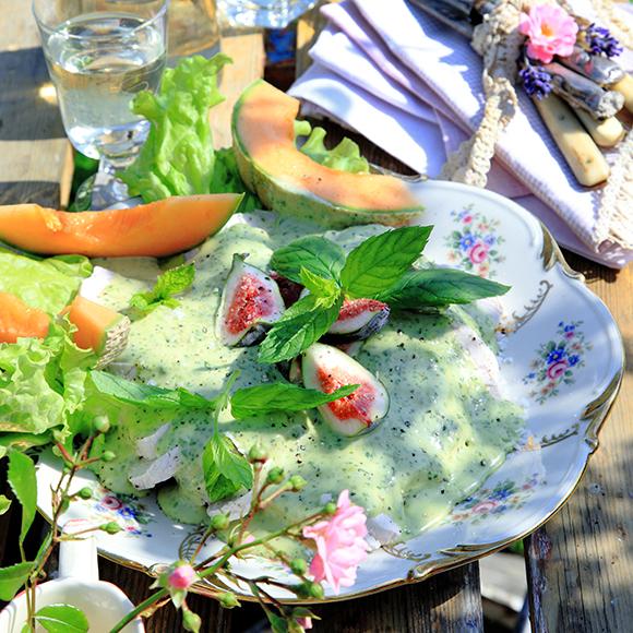 Kalkonfilé under krämigt örttäcke