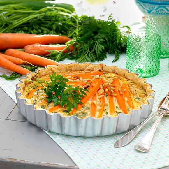 Paj med morötter och pinjenötter