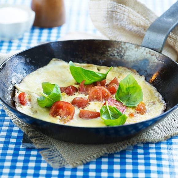 Omelett med tomat och basilika