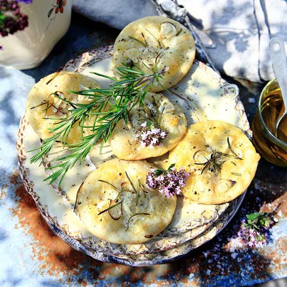 Pizzette bianche med vitlök och rosmarin