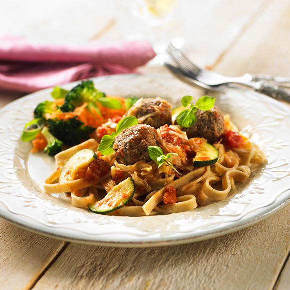 Frikadeller i tomatsås