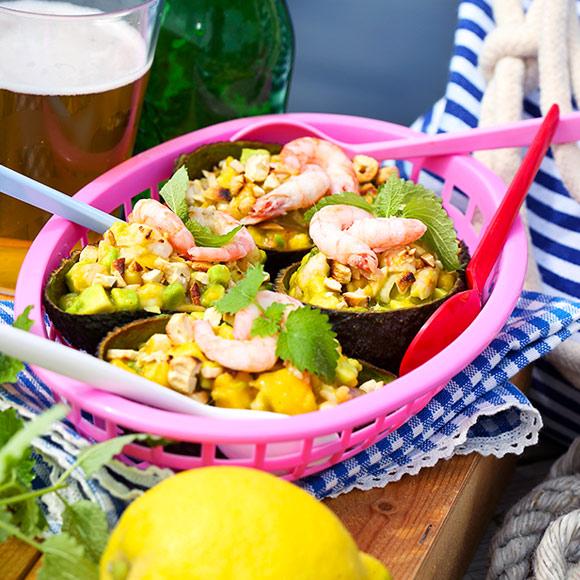 Fruktig räksallad i avokado