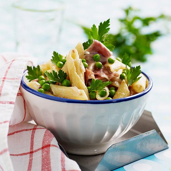 Pasta med skinka, ärter och grädde