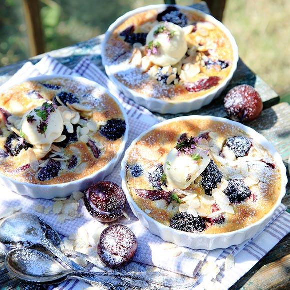 Clafoutis med plommon och björnbär