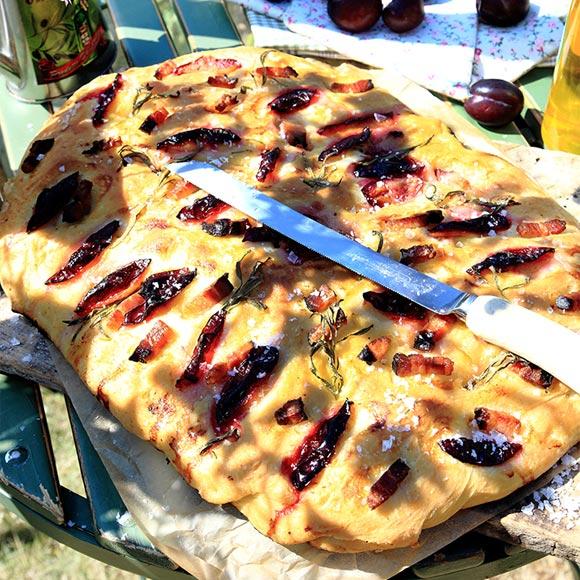 Plommonfocaccia med rökt sidfläsk