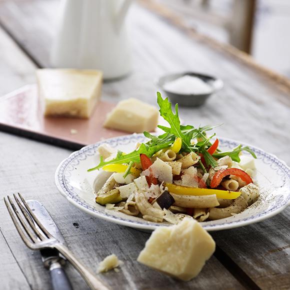 Pasta med stekta grönsaker och parmaskinka