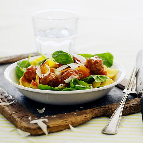 Pasta med köttbullar i tomatsås