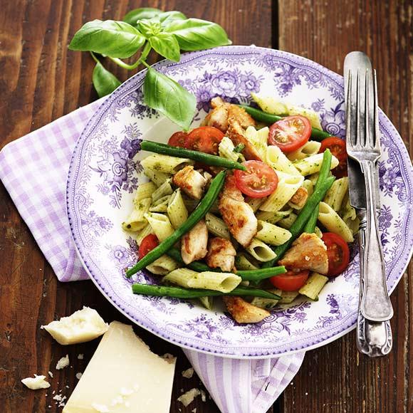 Pasta med pesto, kyckling och tomater