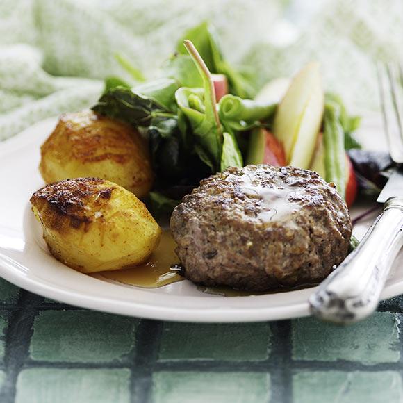 Köttfärsbiffar  med äppelsky och nöt- och äppelsallad