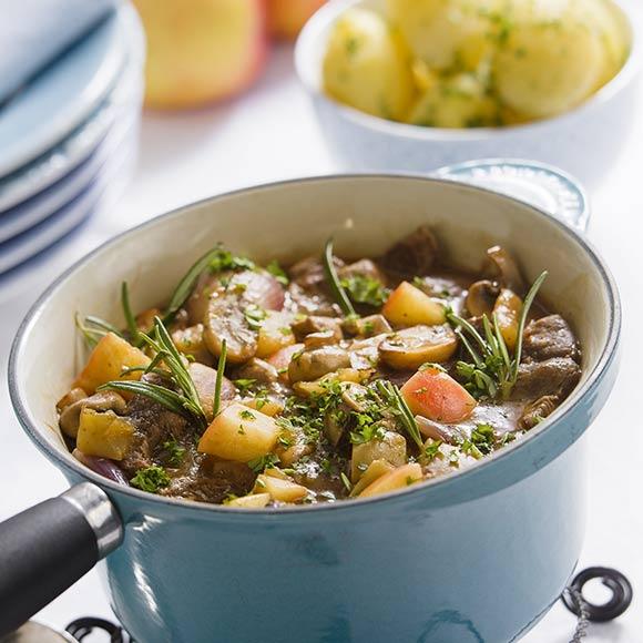 Mustig lammgryta med äpple och rosmarin