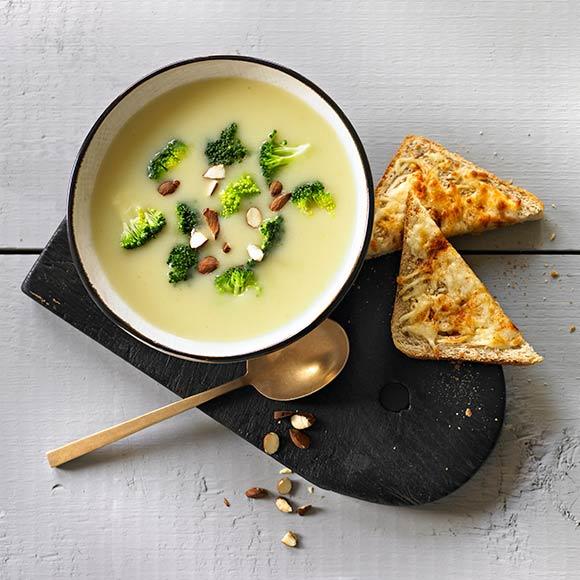 Broccolisoppa med ostbröd