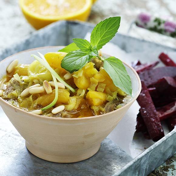 Kryddig lammgryta med rödbetschips