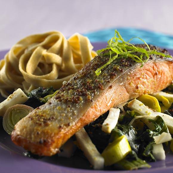 Marinerad lax på grönsaksbädd