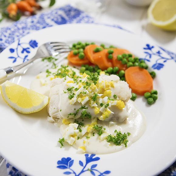 Pocherad torsk med äggsås