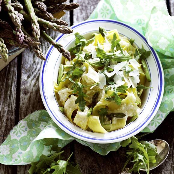 Pasta med sparris i gräddsås