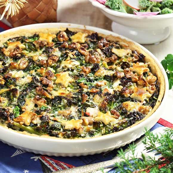 Grönkålspaj med äpple och valnötter