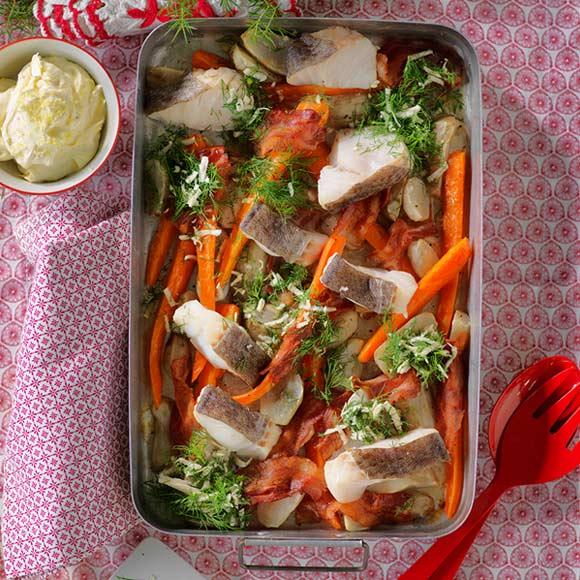 Ugnsbakad torsk med rotsaker och smetanasås